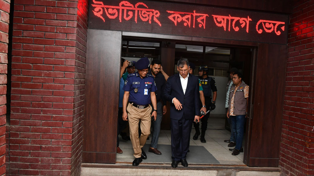 আকস্মিক তেজগাঁও থানা পরিদর্শন স্বরাষ্ট্রমন্ত্রীর, এরপরই দুই থানার ওসি প্রত্যাহার