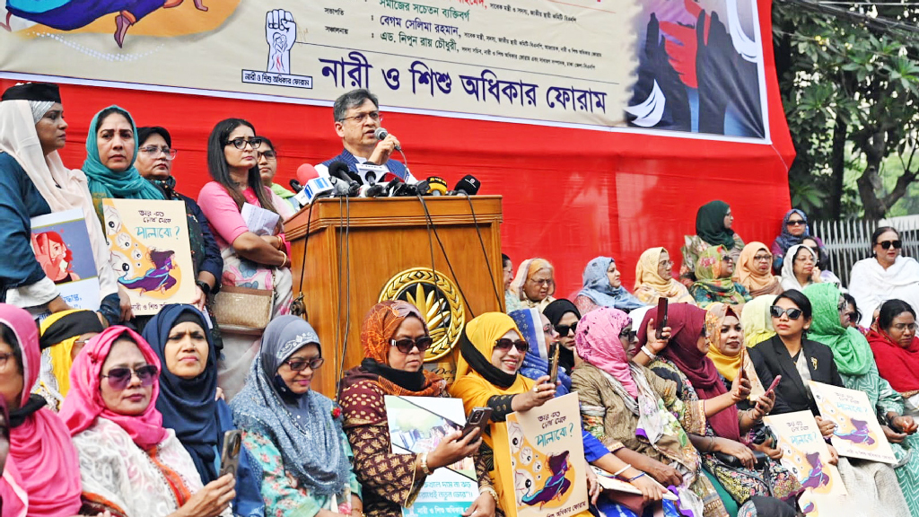 রাজধানীর শাহবাগে আজ শুক্রবার আয়োজিত সমাবেশে বক্তব্য দেন বিএনপির স্থায়ী কমিটির সদস্য সালাহউদ্দিন আহমদ। ছবি: ফোকাস বাংলা