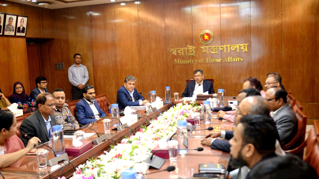 ছবিসহ নামের ব্যানারে বিরক্ত নতুন স্বরাষ্ট্রমন্ত্রী, দিলেন কড়া বার্তা