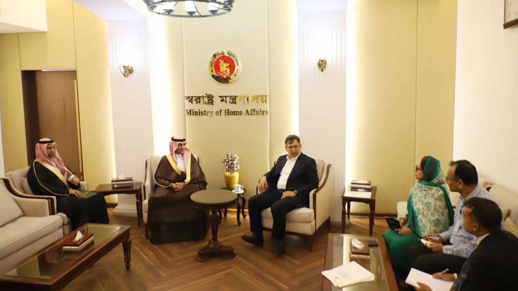 স্বরাষ্ট্রমন্ত্রীর সঙ্গে সৌদি রাষ্ট্রদূতের সৌজন্য সাক্ষাৎ
