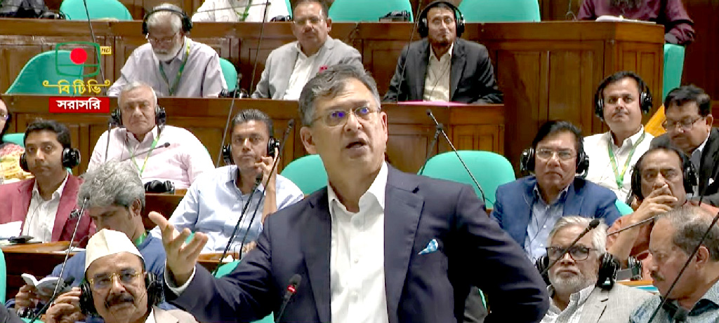 সংসদে আবারও মাইক বিভ্রাট, হ্যান্ডমাইকে কথা বললেন স্বরাষ্ট্রমন্ত্রী