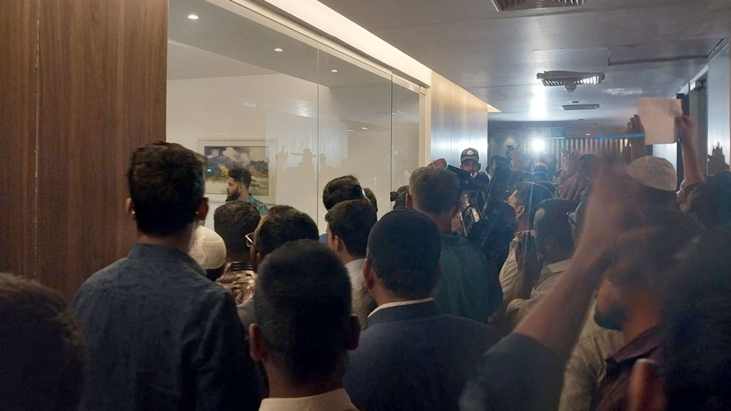 দাবি মেনে নিয়ে ৬ ঘণ্টা পর অবরুদ্ধ অবস্থা থেকে মুক্ত হলেন অর্থ উপদেষ্টা