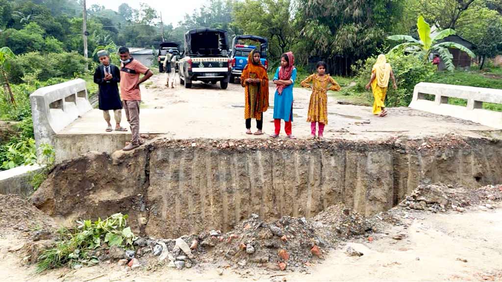 জঙ্গল সলিমপুর: বুলডোজার দিয়ে র্যাব ক্যাম্পের দেয়াল গুঁড়িয়ে দিল সন্ত্রাসীরা, এক্সকাভেটর দিয়ে খুঁড়ল রাস্তা