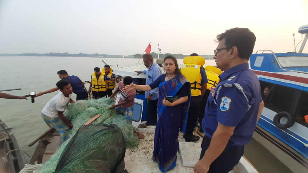 নিষেধাজ্ঞা অমান্য করে ইলিশ ধরায় শরীয়তপুরে ২৬ জেলে আটক