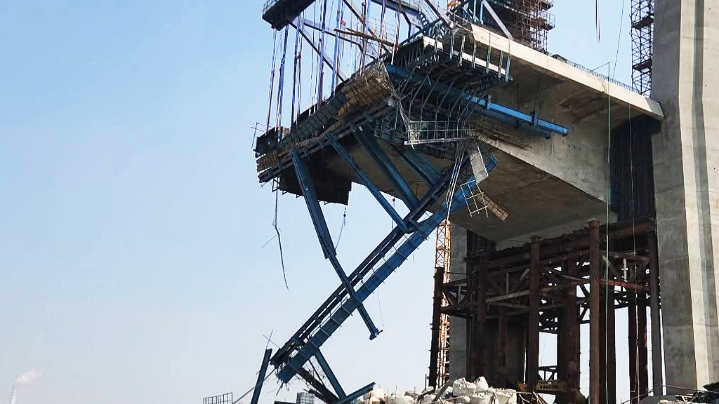 পায়রা বন্দরের চার লেন সেতুর শাটার ভেঙে নদীতে পড়ে শ্রমিক নিহত, আহত ১০