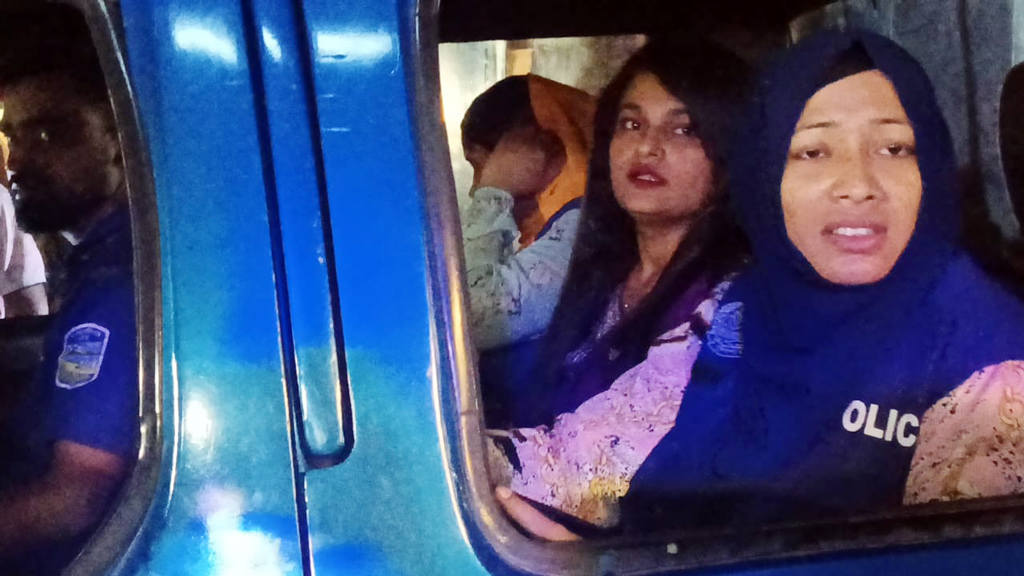রোববার সন্ধ্যায় ভালুকায় বিউটি পার্লারের মালিক সাথী আক্তার আটক। ছবি: সংগৃহীত
