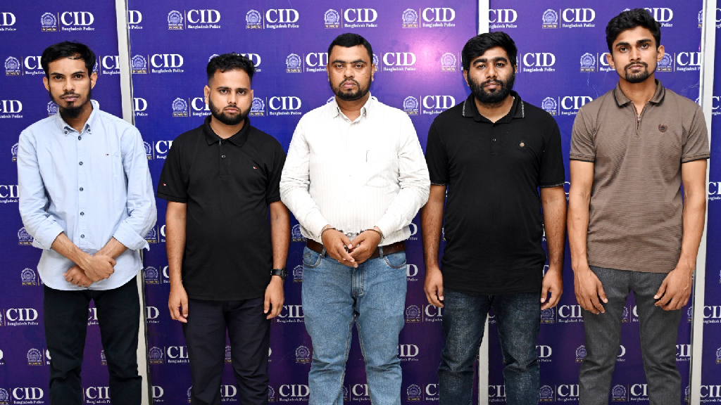 সৌদিতে ড্রাইভিং ভিসার ফাঁদে ফেলে প্রতারণা, গ্রেপ্তার ৫