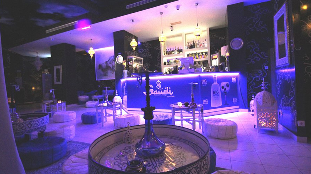 নিষিদ্ধ রাখলেও নতুন মদের দোকান খুলছে সৌদি আরব