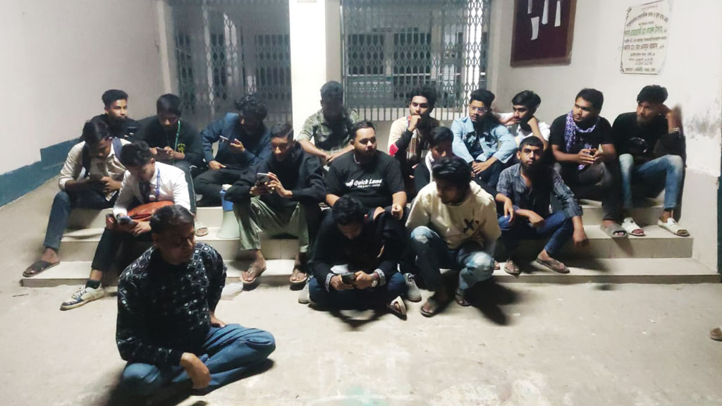 সাভারে এসি ল্যান্ডের পদত্যাগ দাবিতে বিক্ষোভ, ইউএনওর কার্যালয়েও তালা