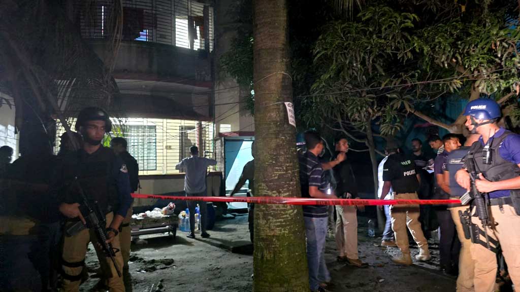সাভারে সিটিটিসির অভিযান, বাড়ি থেকে বোমা ও জেএমবির লিফলেট উদ্ধার