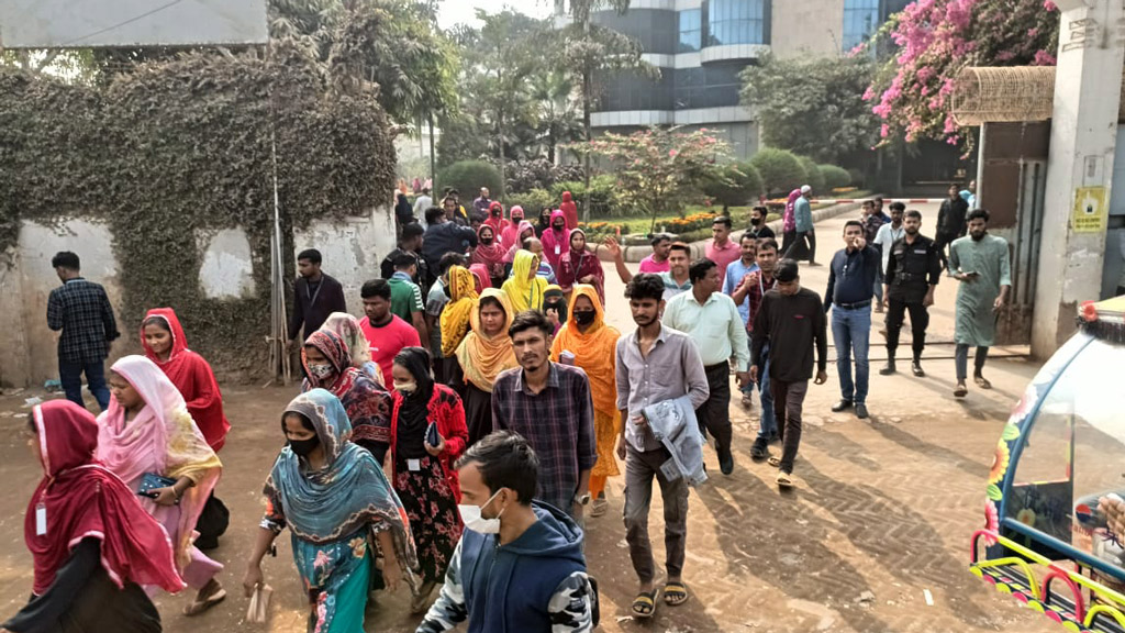 আশুলিয়ায় পোশাক শ্রমিকদের কর্মবিরতি, ২০ কারখানায় ছুটি