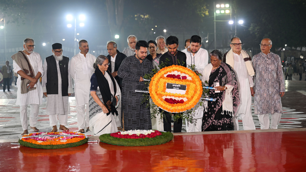 এরপর প্রধান বিচারপতি ড. সৈয়দ রিফাত আহমেদ, উপদেষ্টা পরিষদের সব সদস্য, বাংলাদেশে নিযুক্ত বিভিন্ন দেশের রাষ্ট্রদূত, কূটনীতিক ও হাইকমিশনাররা শহীদদের শ্রদ্ধা জানান। ছবি: পিআইডি