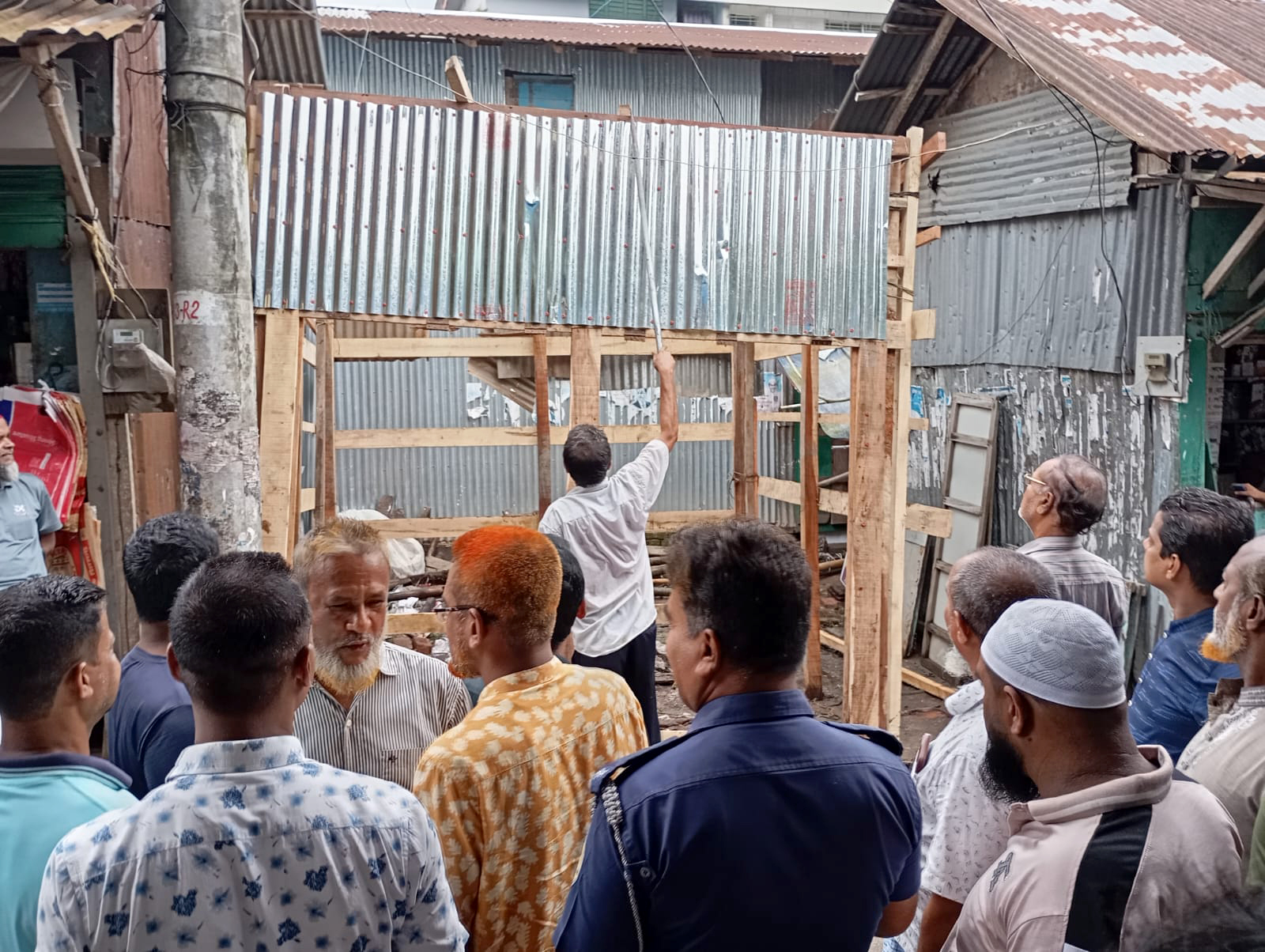 গভীর রাতে স্বেচ্ছাসেবক দল নেতার খাস জমি দখল, দুই নির্মাণ শ্রমিকের জেল
