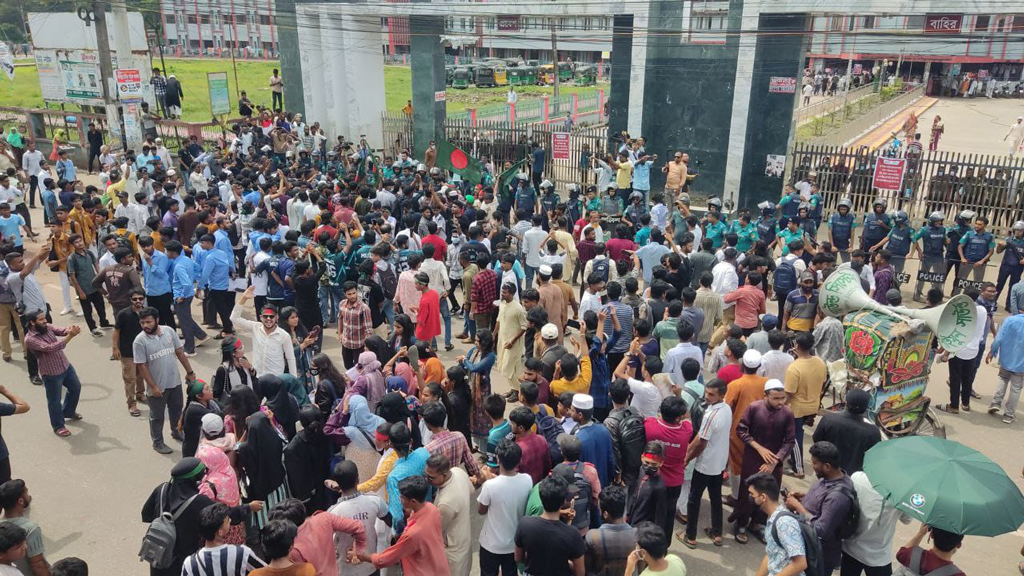শেবাচিম হাসপাতাল: ফের উত্তেজনা-পাল্টাপাল্টি ইটপাটকেল নিক্ষেপ, ডিসি অফিস ঘেরাও
