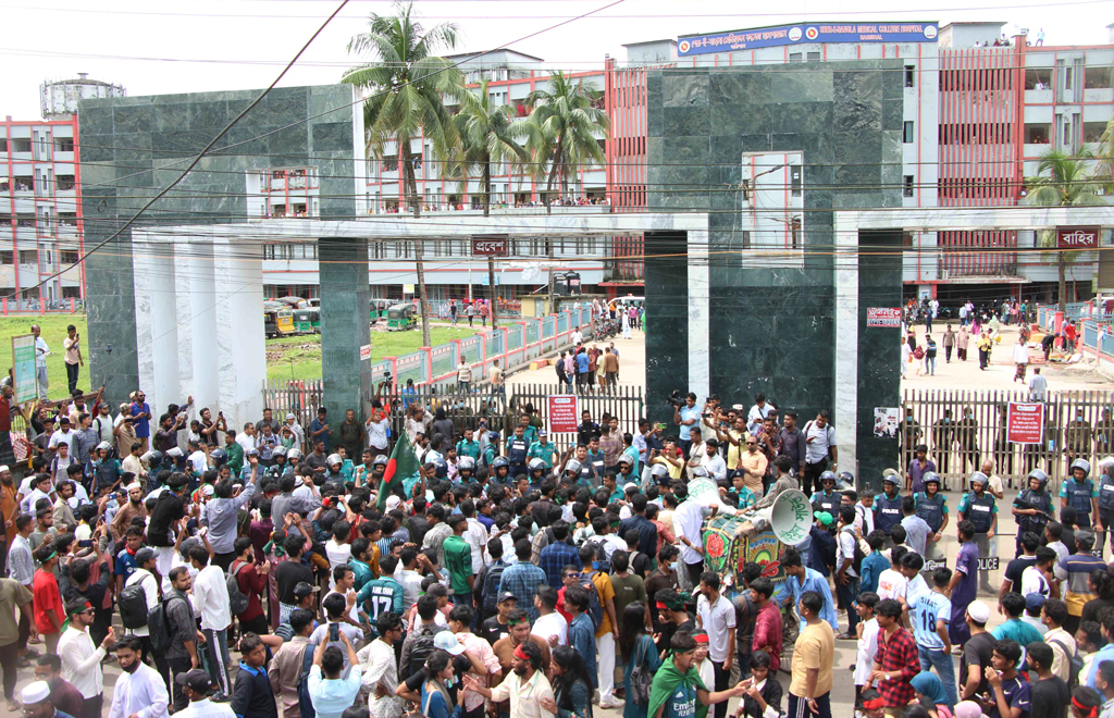 এবার কর্মবিরতিতে শেবাচিমের ইন্টার্ন চিকিৎসকেরা, দুর্ভোগে রোগীরা