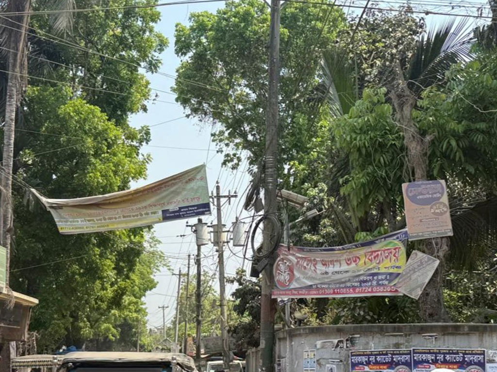 মাদারীপুরের শিবচর উপজেলার বিভিন্ন স্থানে ঝুলছে নষ্ট সিসি ক্যামেরা। ছবি: আজকের পত্রিকা