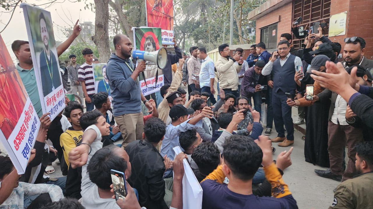 শিবচরে প্রকাশ্যে আসা আ.লীগ নেতাদের গ্রেপ্তারের দাবিতে থানার সামনে বিক্ষোভ