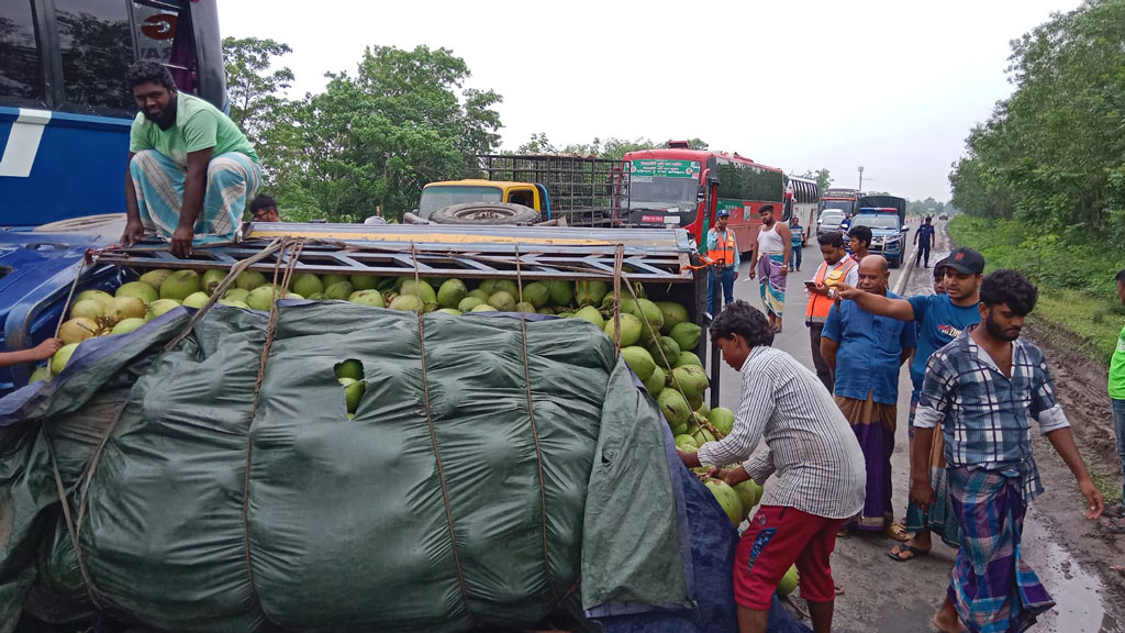 শিবচরে এক্সপ্রেসওয়েতে ডাববোঝাই পিকআপ উল্টে দেড় ঘণ্টা যানবাহন চলাচল বন্ধ