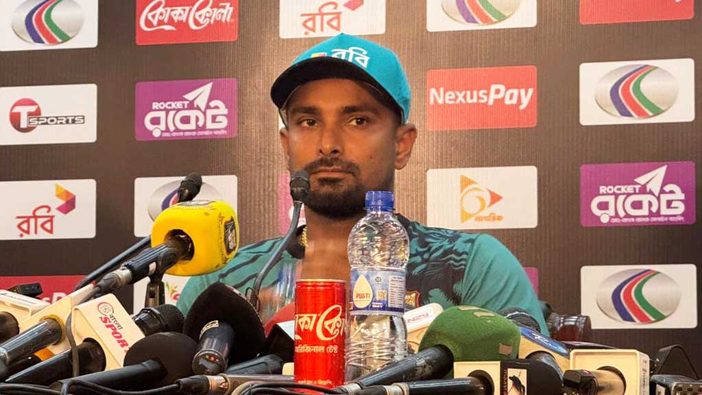 আমি বর্তমানেই আছি, আপনারা নেই: সাংবাদিকদের লিটন