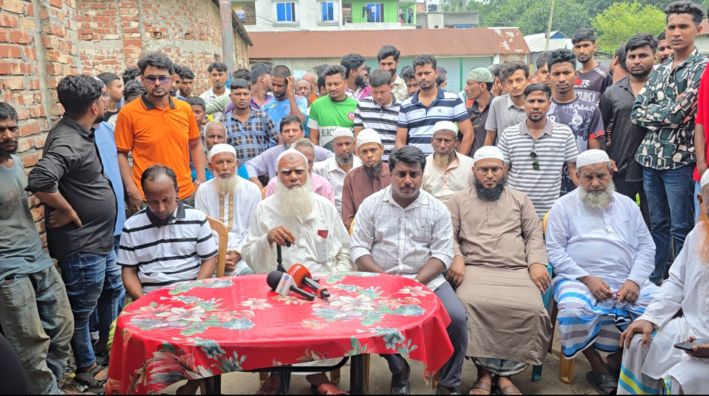 মাদক বিক্রিতে বাধা দেওয়ায় এলাকাবাসীর বিরুদ্ধে মামলা, প্রত্যাহার দাবিতে সংবাদ সম্মেলন