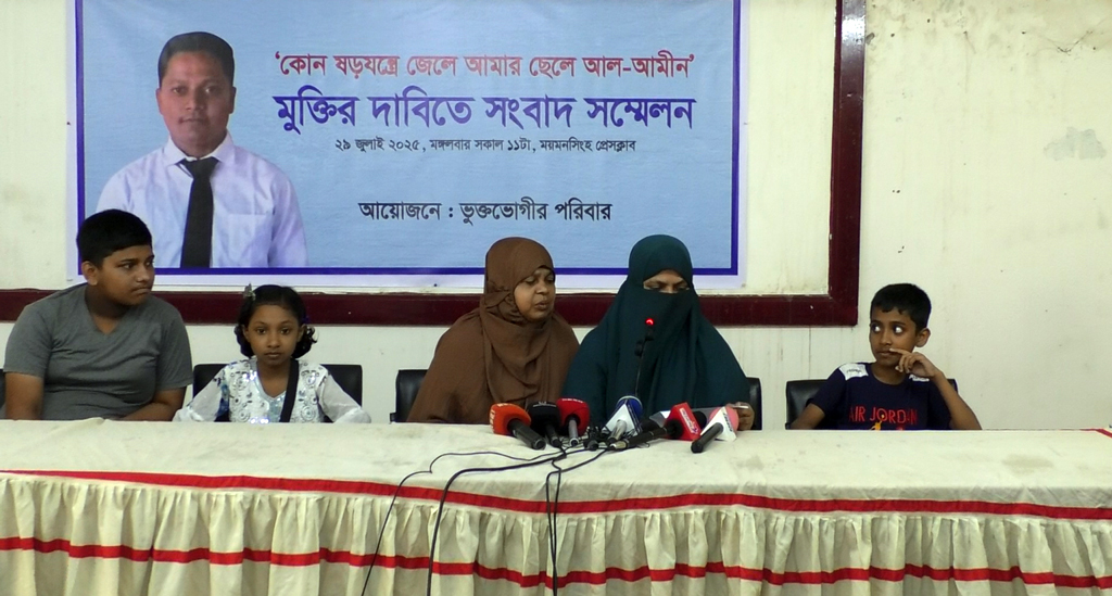 ওসির বিরুদ্ধে ছেলেকে রাজনৈতিক মামলায় ফাঁসানোর অভিযোগ তুলে অঝোরে কাঁদলেন মা