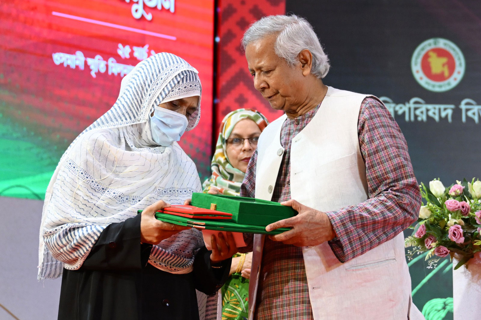 পদকপ্রাপ্ত ও তাঁদের পরিবারের সদস্যদের হাতে পদক তুলে দেন প্রধান উপদেষ্টা। ছবি: আজকের পত্রিকা।