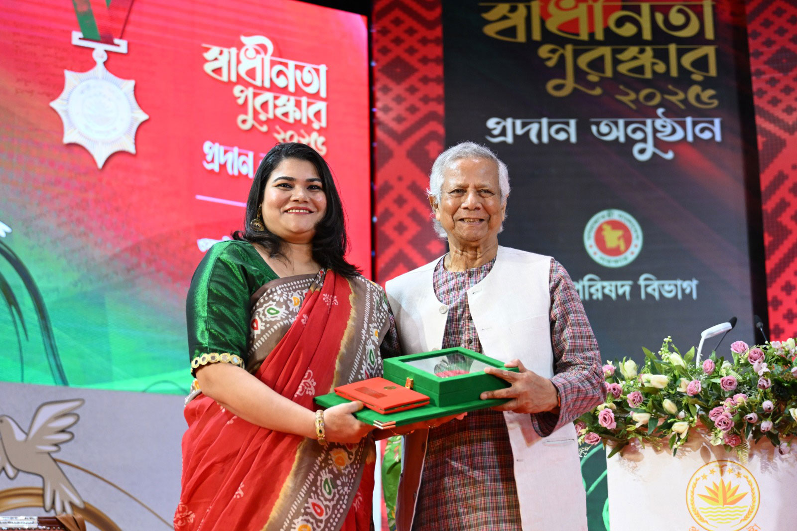 পদকপ্রাপ্ত ও তাঁদের পরিবারের সদস্যদের হাতে পদক তুলে দেন প্রধান উপদেষ্টা। ছবি: আজকের পত্রিকা।