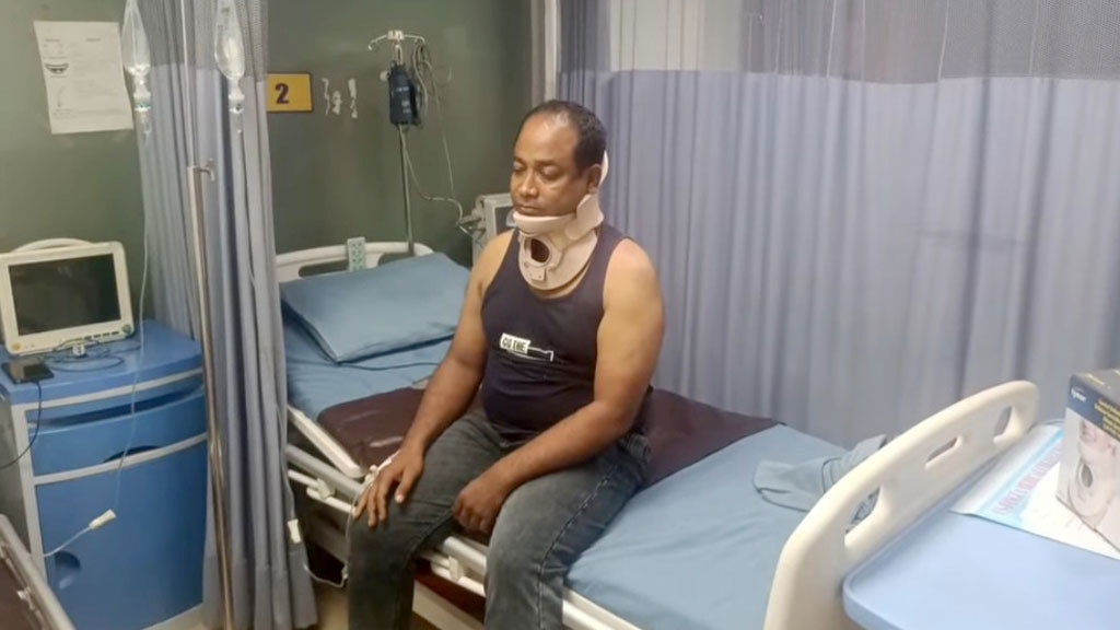 নারায়ণগঞ্জে ইট দিয়ে থেঁতলে দেওয়া হলো সাংবাদিককে