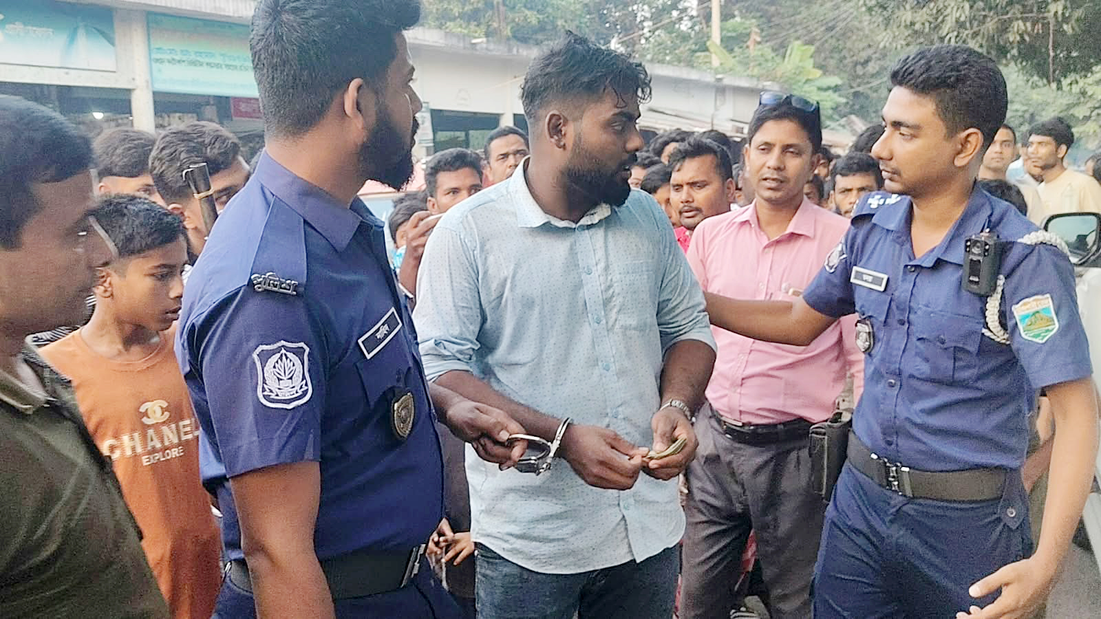কীটনাশকের লাইসেন্স নিয়ে সার বিক্রি ও মজুত, ব্যবসায়ীর জেল-জরিমানা
