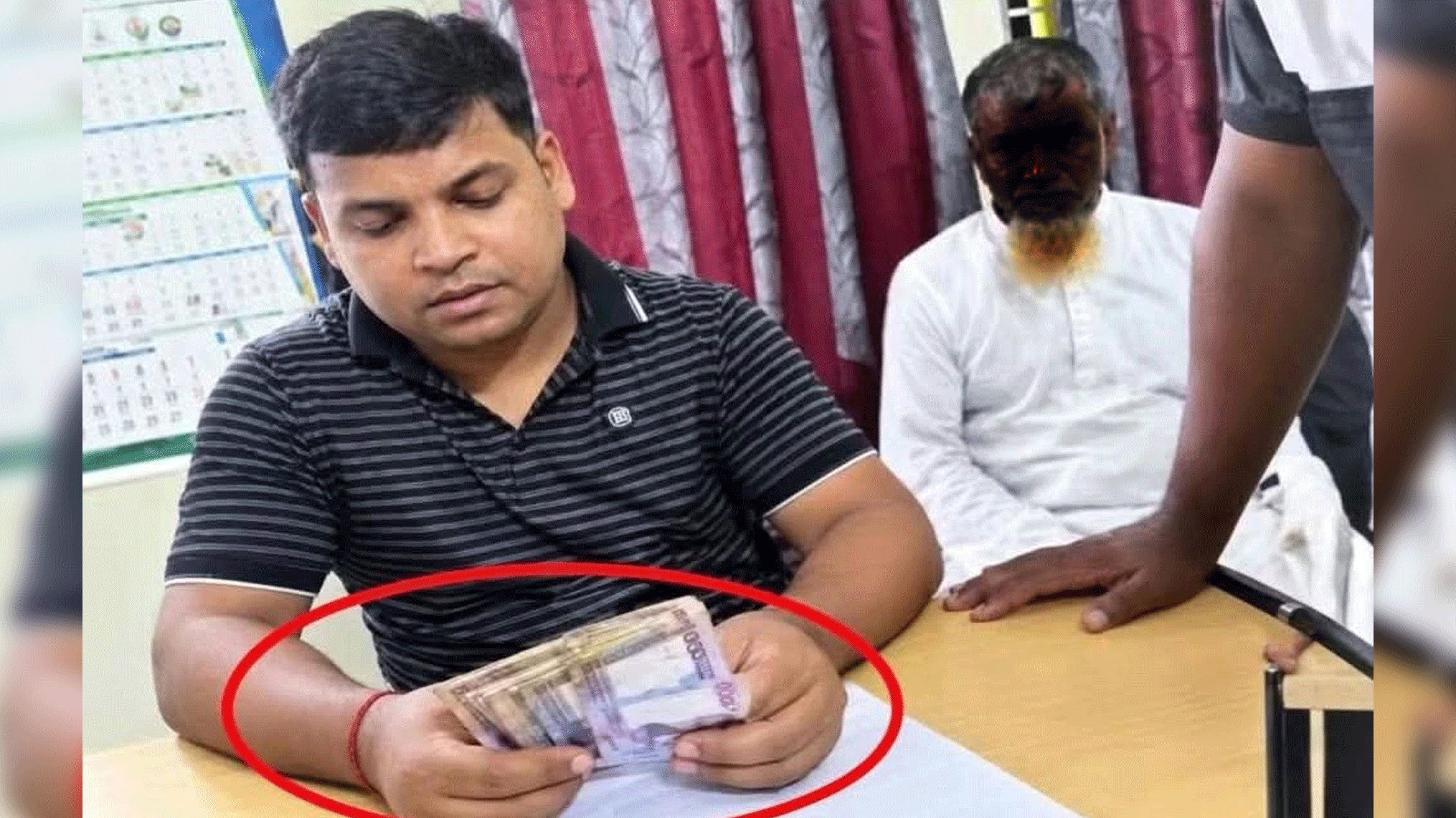 ঘুষ নেওয়ার ভিডিও ভাইরাল: চাঁদপুরে ভূমি অফিসের কর্মচারী বরখাস্ত