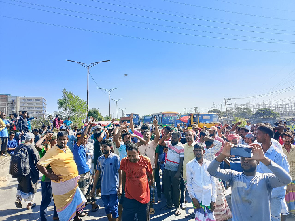 সাভারে অবৈধ ইটভাটা শ্রমিকদের অবরোধ, পিছু হটল পরিবেশ অধিদপ্তর