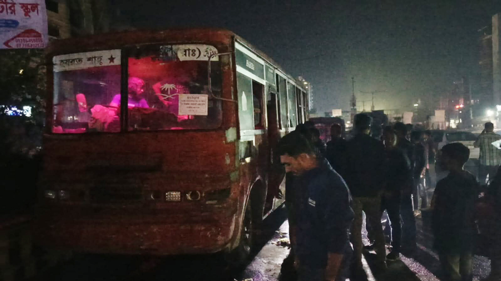 সাভারে ৫ ঘণ্টার ব্যবধানে দুই বাসে আগুন