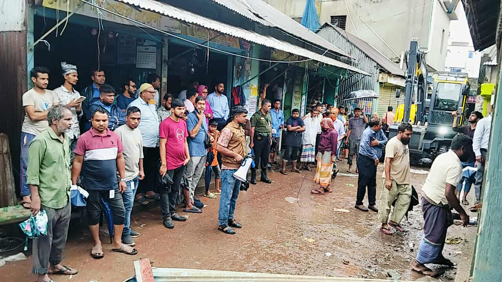 সাভারে ভূমি কর্মকর্তার ওপর হামলা খাসজমি দখলদারদের