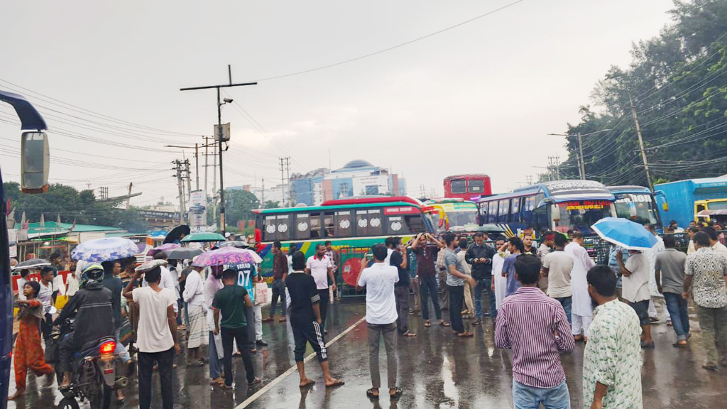 ঢাকা-আরিচা, নবীনগর-চন্দ্রা মহাসড়ক অবরোধ