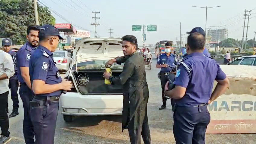 রাজধানীর প্রবেশপথ আমিনবাজার ও বিরুলিয়ায় যানবাহনে পুলিশের তল্লাশি