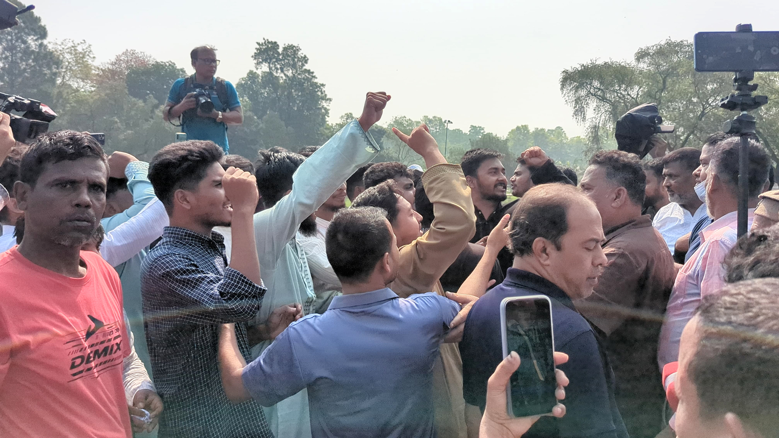 স্মৃতিসৌধে জাতীয় পার্টির নেতা-কর্মীদের সঙ্গে ছাত্রশক্তির নেতা-কর্মীদের হাতাহাতি, উত্তেজনা