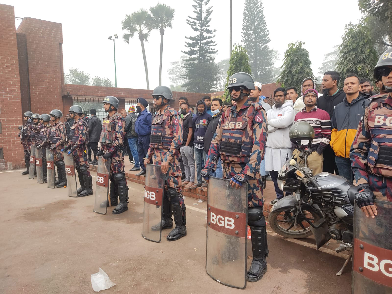 স্মৃতিসৌধে তারেক রহমানের আগমন: দর্শনার্থী প্রবেশ বন্ধ, বাইরে নেতাকর্মীদের ভিড়