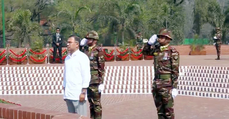 ‘শহীদদের আকাঙ্ক্ষার বাংলাদেশ প্রতিষ্ঠায় কাজ শুরু করেছি’: স্মৃতিসৌধের পরিদর্শন বইয়ে প্রধানমন্ত্রী তারেক রহমান