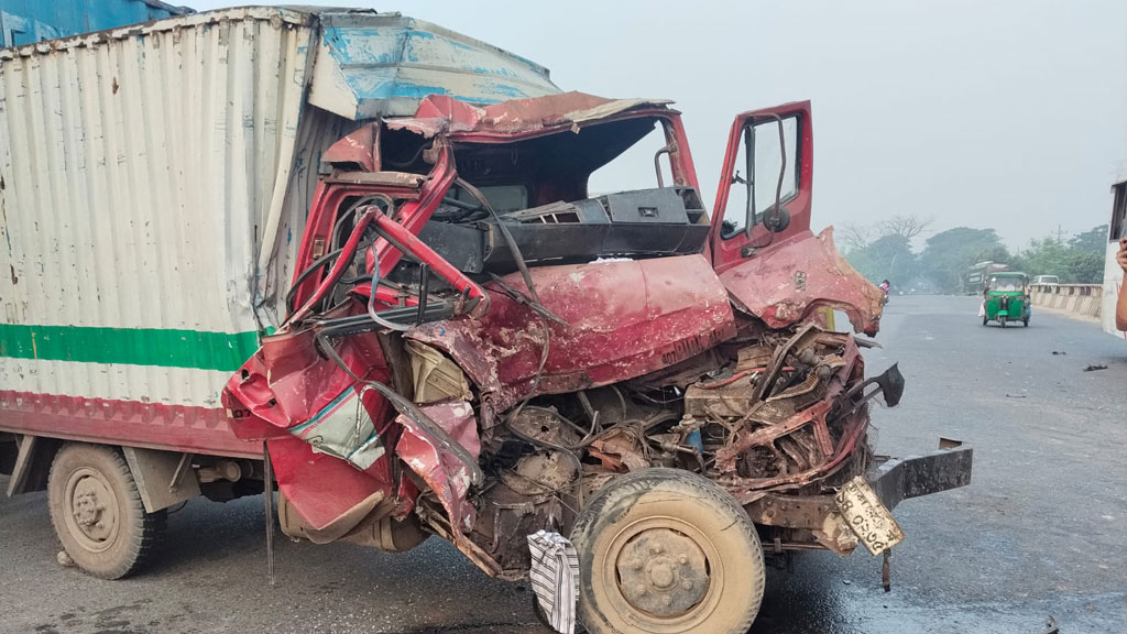 ধামরাইয়ে মুখোমুখি সংঘর্ষে দুমড়েমুচড়ে গেল কাভার্ডভ্যান, চালক নিহত