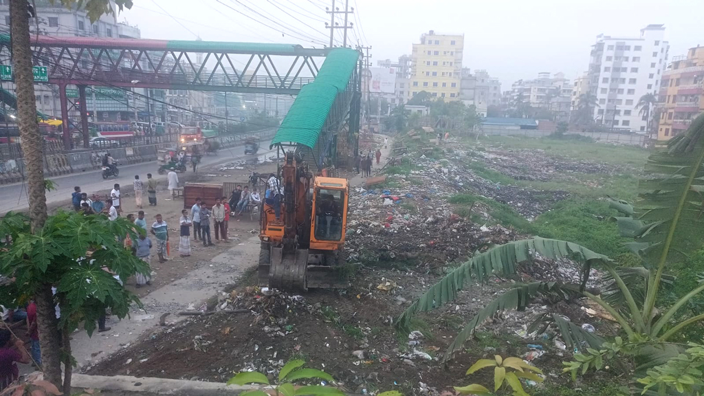 সরকারি জমি দখল করতে পৌরসভার এক্সকাভেটরেই ভাঙা হলো বেড়া