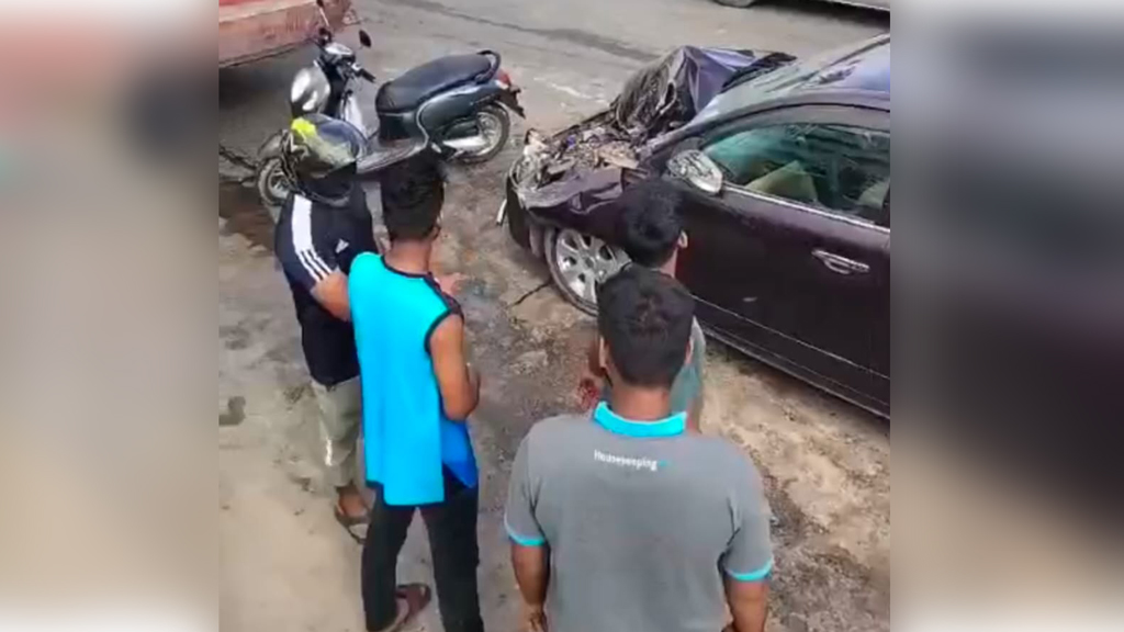 বিকল বাস দেখে হঠাৎ ব্রেক, বাসের ধাক্কায় মোটরসাইকেলের ২ আরোহী নিহত