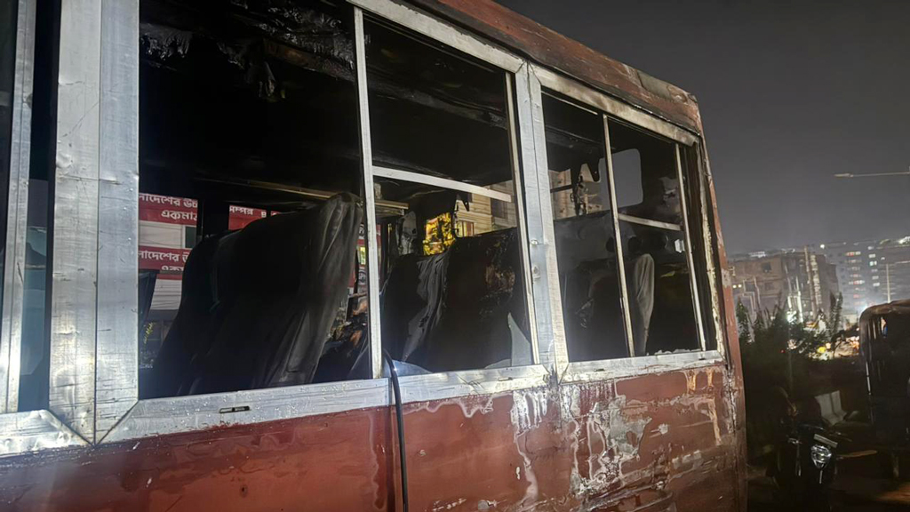 সাভারে থেমে থাকা বাসে আগুন, ঘুম ভেঙে লাফ দিয়ে বাঁচলেন চালক