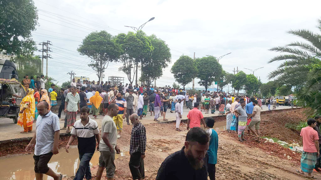 সাভারে জলাবদ্ধতা নিরসনের দাবিতে মহাসড়ক অবরোধ