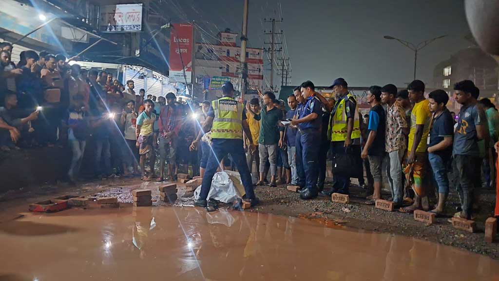 উল্টো পথে অটোরিকশা, লরির চাপায় নিহত ৩