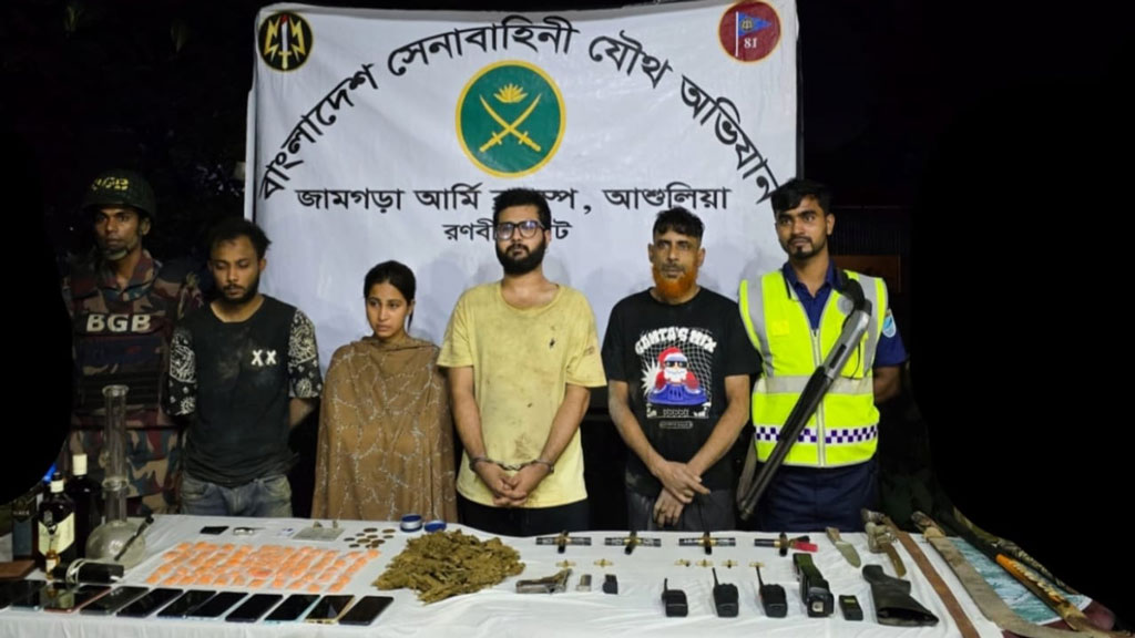 অভিনেতা এ আর মন্টুর বাড়িতে অভিযান, উদ্ধার বিদেশি অস্ত্র, ইয়াবা ও মদ