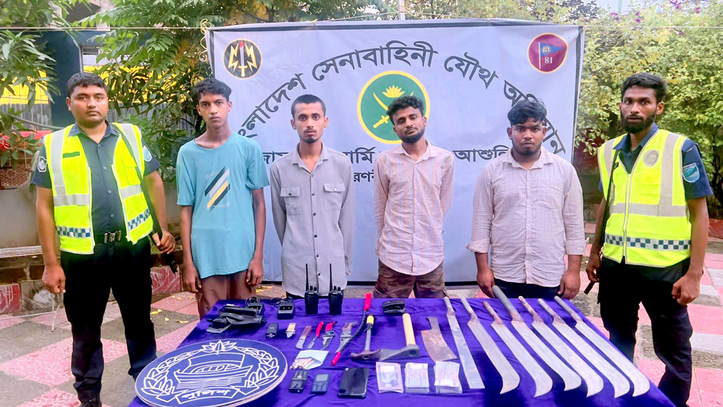 যৌথ বাহিনীর অভিযান, ওয়াকিটকি ও দেশীয় অস্ত্রসহ গ্রেপ্তার ৪