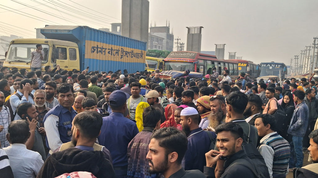 বাসে অতিরিক্ত ভাড়া নেওয়ার অভিযোগ, নবীনগর-চন্দ্রা মহাসড়ক অবরোধ