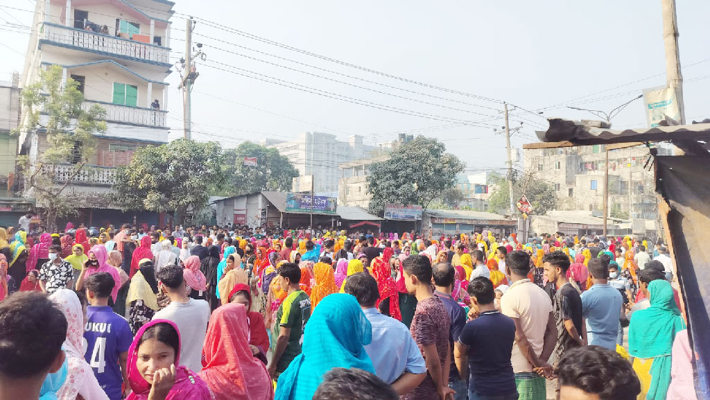 বকেয়া দাবিতে শ্রমিকবিক্ষোভ, লাঠিপেটা