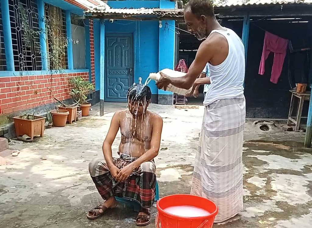 বিচারহীনতায় ক্ষুব্ধ বিএনপির কর্মী দুধ দিয়ে গোসল করে রাজনীতি ছাড়লেন