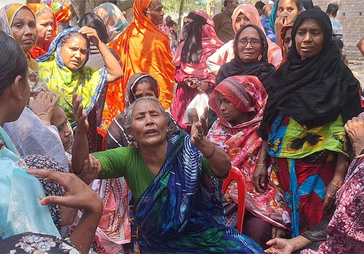 একসঙ্গে তিন লাশের খাটিয়া, কাঁদছে পরিবার